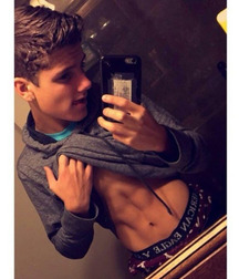 selfie shirtlifting 5730a71da01a1.jpg
