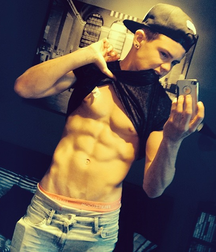 selfie shirtlifters 59bdb3a9dd365.png