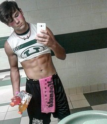 showing his abs 59f701732bd06.jpg