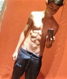 selfie shirtless 5a0f135920e21.jpg