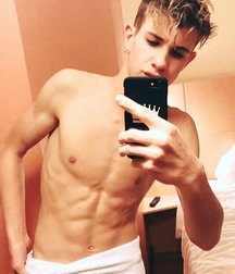 selfie shirtless 5a0f13621fc8b.jpg