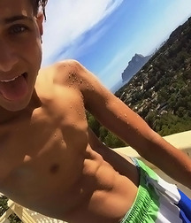 shirtless show 5a57d4fc0c6e4.jpg