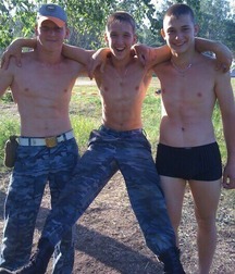 bros barechested 5a7899899ff7a.jpg