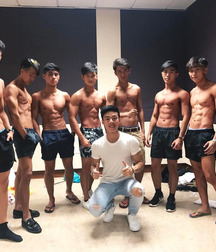 bros barechested 5a78998dc2f0a.jpg