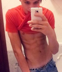selfie shirt lifters 5ab44fa7d6b9e.jpg