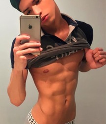 selfies 5bacf32c01e57.jpg