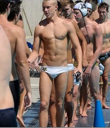 skimpy 5bf4446134502.jpg