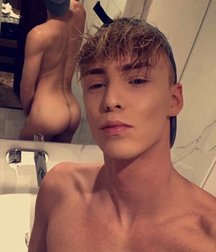 selfie set 5c5c290890100.jpg