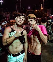 bros with bros 5c6c2067ac57f.jpg