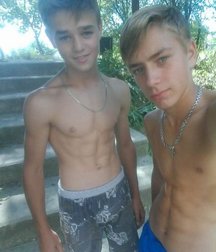 topless twinks 5c7de2e0dd9e2.jpg