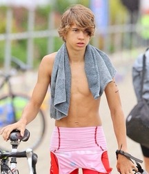 twink 5cb8e76aead19.jpg