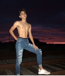 twink 5cb8e77daa11d.jpg