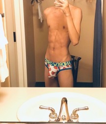 skimpy 5cdee56331370.jpg
