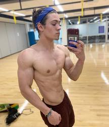posing 5ce552be4dde0.jpg