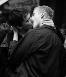 smooching 5ceeb741b7381.jpg