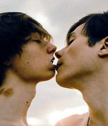 smooching 5ceeb754b9476.jpg
