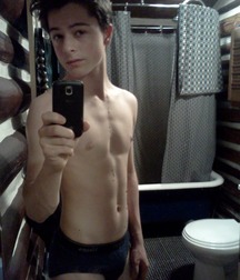 shirtless snapshots 5d15888b8a2ff.jpg