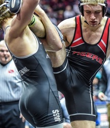 wrestling action 5d8e26339197c.jpg