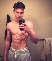 selfies 5da24bde0c608.jpg