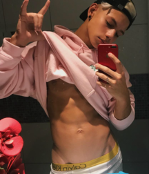 showing sixpacks 5e2da8165df11.png