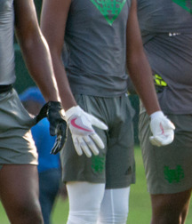 sporting green - athletic hunk twinks  5e3d6b8383787.jpg