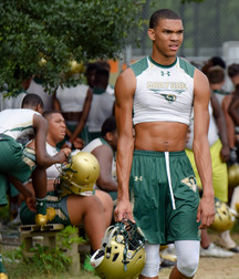 sporting green - athletic hunk twinks  5e3d6b8994068.jpg