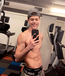 shirtless selfies gay twinks 5e666f32476bb.png
