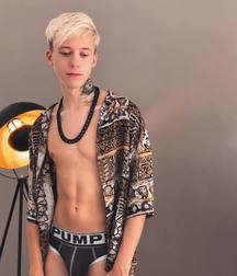 show those abs 5e9c559442d85.jpg