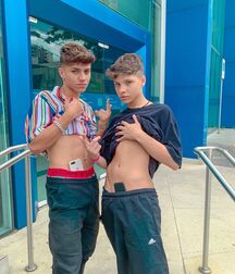 show those six-packs 5ec1cc6f43c0a.jpg