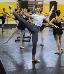 ballet boys bulging gay tube 5f98b17103db6.jpg