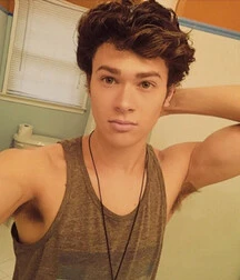 Selfies And Mirror Selfies Gay Porn