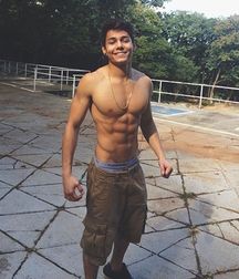Eric is handsome (and he knows it) 573995f9abc33.jpg