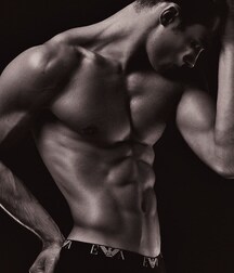 ELLIOT MEETEN - BRITISH MODEL TWINK TUBE 6154833016d4f.jpg