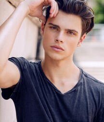CASEY JACKSON - AMERICAN MODEL 615ae413855d0.jpg