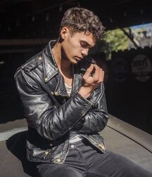LAURENCE COKE - AMERICAN MODEL 6172c5ffc8092.jpg