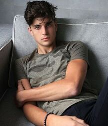 JOSHUA HONEYCUTT - AMERICAN MODEL 6187e9b95cd71.jpg