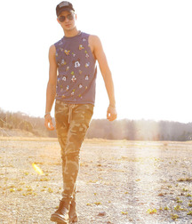 JOSHUA HONEYCUTT - AMERICAN MODEL 6187ea2a3f9d0.jpg