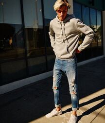 LUCKY BLUE SMITH - AMERICAN MODEL 619f91e62bf6a.jpg