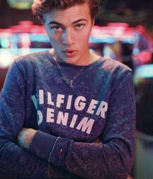 LUCKY BLUE SMITH - AMERICAN MODEL 619f91fcc4cc1.jpg