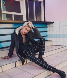 LUCKY BLUE SMITH - AMERICAN MODEL 619f9204d92d1.jpg