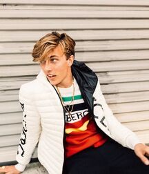 LUCKY BLUE SMITH - AMERICAN MODEL 619f920dc2103.jpg