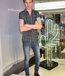 LUCKY BLUE SMITH - AMERICAN MODEL 619f925500e35.jpg