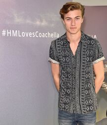 LUCKY BLUE SMITH - AMERICAN MODEL 619f9256cee89.jpg