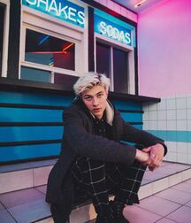 LUCKY BLUE SMITH - AMERICAN MODEL 619f926825f4e.jpg