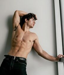 KEITH LAUE - AMERICAN MODEL 61e26dc8d4494.jpg