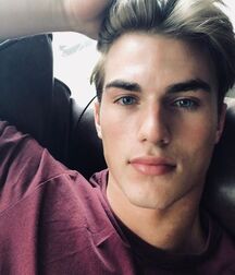 ZACH COX - AMERICAN MODEL 61f2afbe3fb0a.jpg