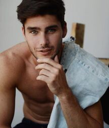 Charlie Matthews - American Model 628f8f903585f.jpg