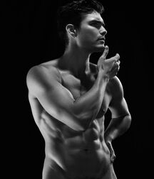 Charlie Matthews - American Model 628f9099b662f.jpg