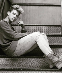 singer grant knoche 5b36b79e4f121.jpg