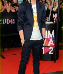cody simpson 5dc394483cad6.jpg